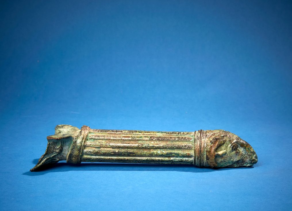 Romerska antiken Patera-handtag med ramshuvud. Med specialtillverkat stativ. - 17 cm #3.2