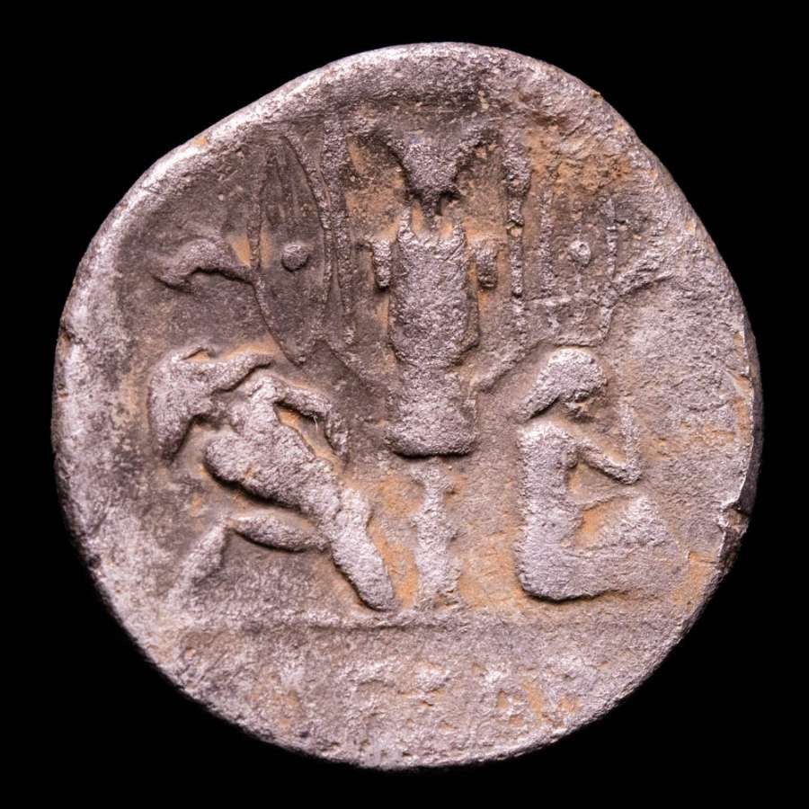 罗马共和国（帝国）. 尤利乌斯 凯撒. Denarius Gaul mint, ca. 54-51 B.C. Trophy with oval shield and carnyx in each hand  (没有保留价) #1.1