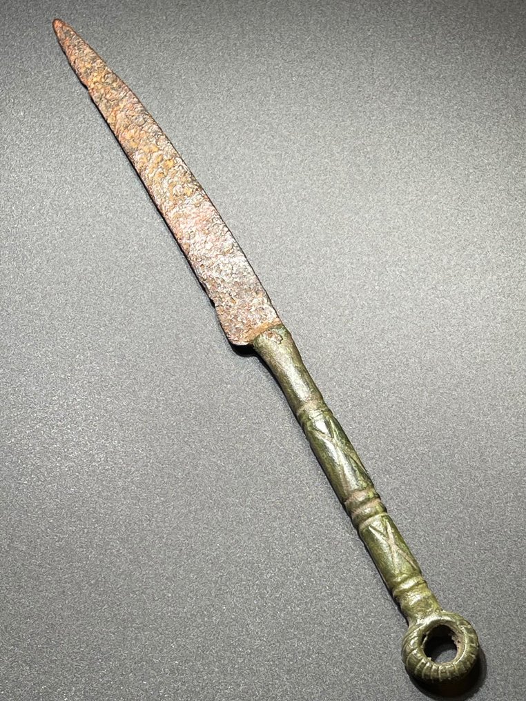 Αρχαία Ρωμαϊκή Διμεταλλικό (Χάλκινο & Σίδηρος) Μαχαίρι πολυτελείας με καλλιτεχνικό σχήμα και διακοσμημένη λαβή που τελειώνει με θηλιά (τύπου #1.2