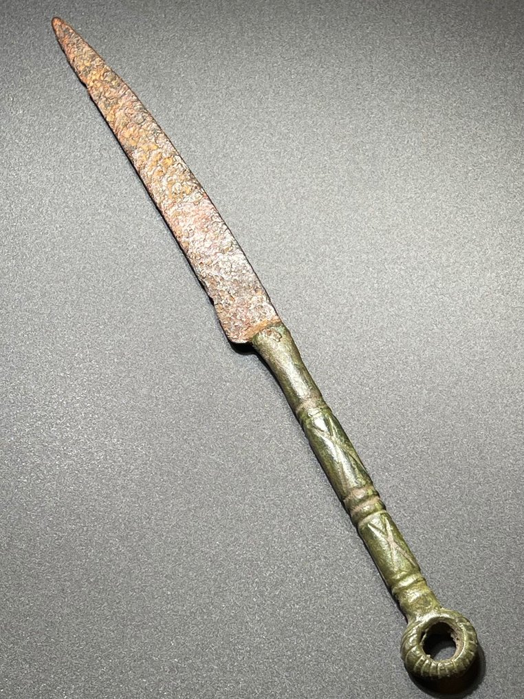 Αρχαία Ρωμαϊκή Διμεταλλικό (Χάλκινο & Σίδηρος) Μαχαίρι πολυτελείας με καλλιτεχνικό σχήμα και διακοσμημένη λαβή που τελειώνει με θηλιά (τύπου #2.1