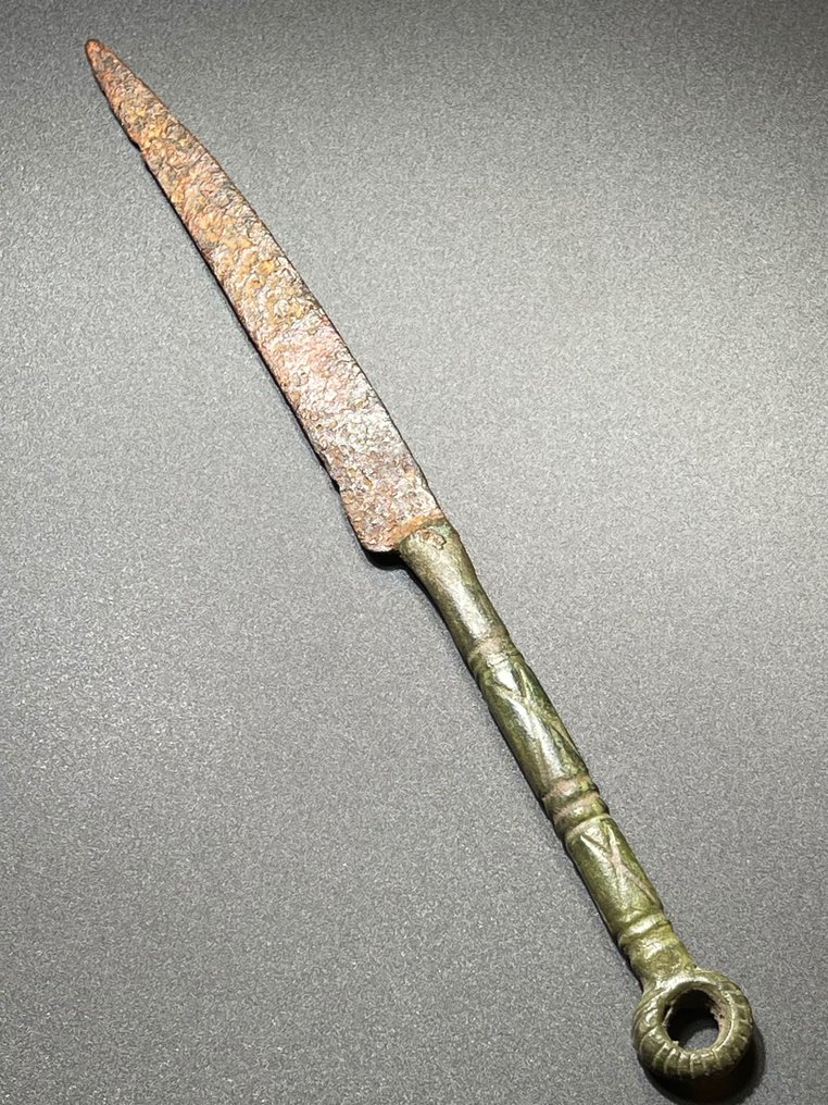 Αρχαία Ρωμαϊκή Διμεταλλικό (Χάλκινο & Σίδηρος) Μαχαίρι πολυτελείας με καλλιτεχνικό σχήμα και διακοσμημένη λαβή που τελειώνει με θηλιά (τύπου #1.1