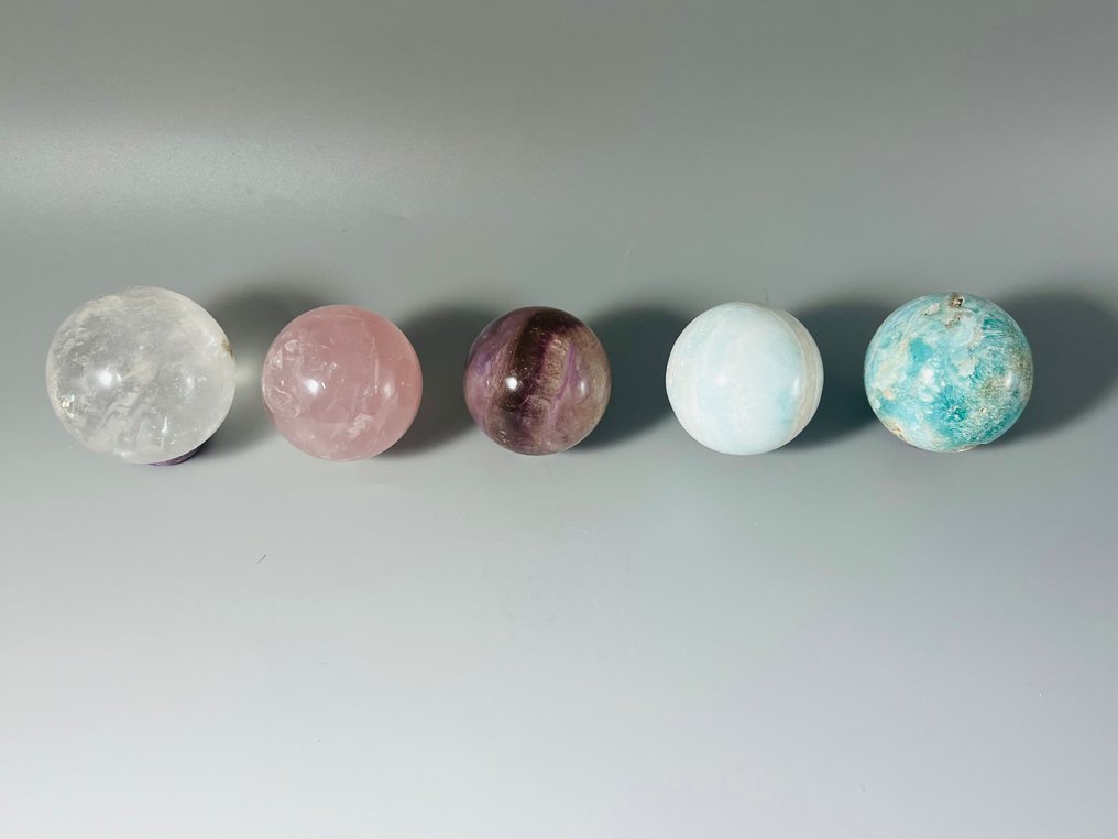 Set di 5 sfere di cristallo - Quarzo trasparente - Aragonite blu - Calcite blu - Quarzo rosa Fluorite arcobaleno - Tutte le pietre naturali - Cristalli di qualità- 938 g - (5) #2.2