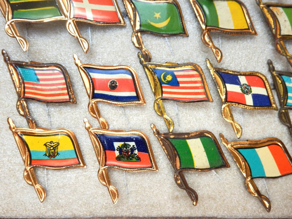 Pin Verzameling van 54 Vlaggenspeldjes - jaren 60 - Netherlands - 20th - late #2.1