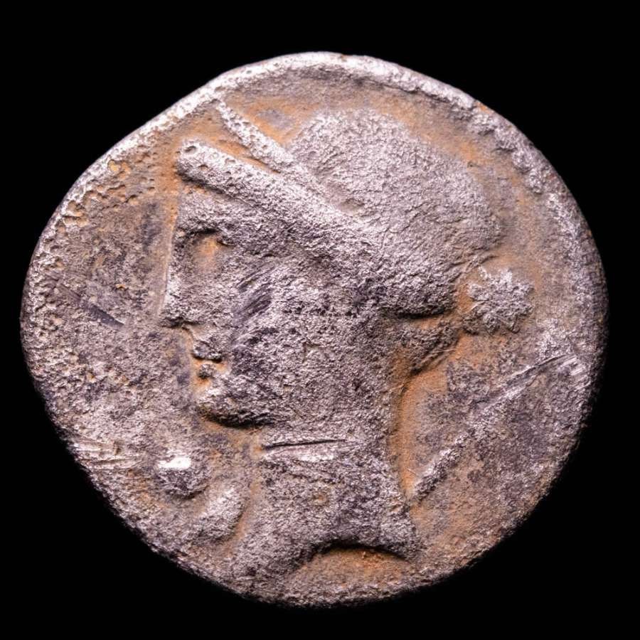 República Romana (Imperatorial). Júlio César. Denarius Gaul mint, ca. 54-51 B.C. Trophy with oval shield and carnyx in each hand  (Sem preço de reserva) #1.2