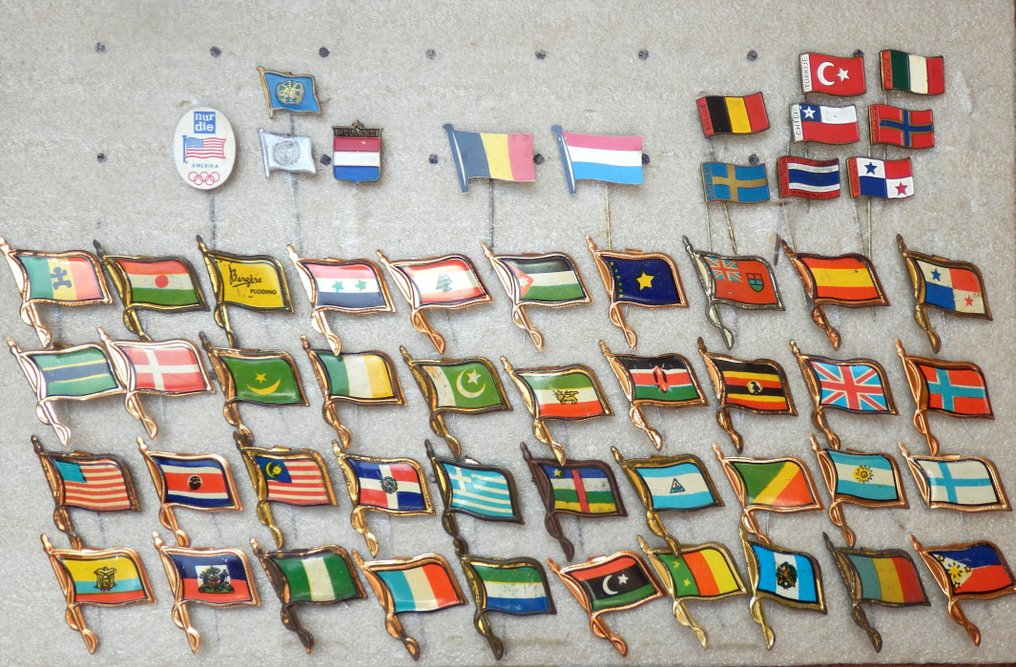Pin Verzameling van 54 Vlaggenspeldjes - jaren 60 - Netherlands - 20th - late #1.1