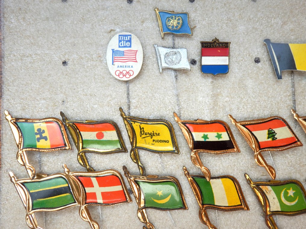 Pin Verzameling van 54 Vlaggenspeldjes - jaren 60 - Netherlands - 20th - late #2.2