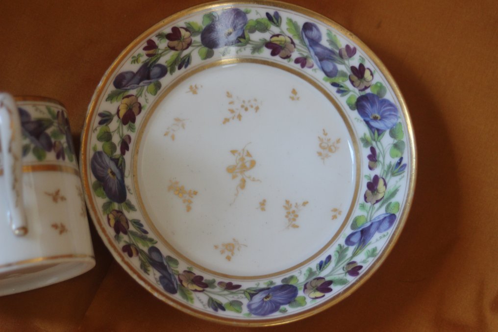 Porcelaine de Paris - Chávena e pires (2) - Originale tasse litron porcelaine de Paris XVIIIe décor de fleurs pensées style Nast - Porcelana #3.2