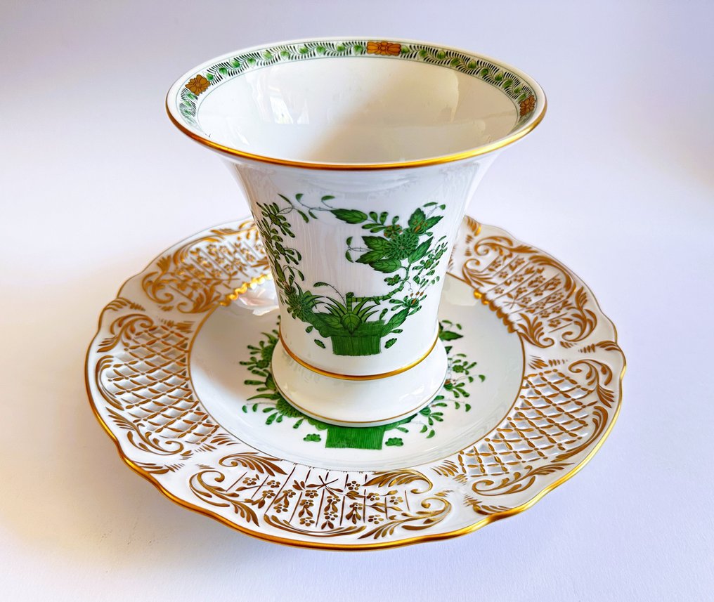Centro de mesa (2) - Uma grande tigela decorativa Herend perfurada e um vaso maior decorado com uma cesta indiana verde  - Porcelana #1.1