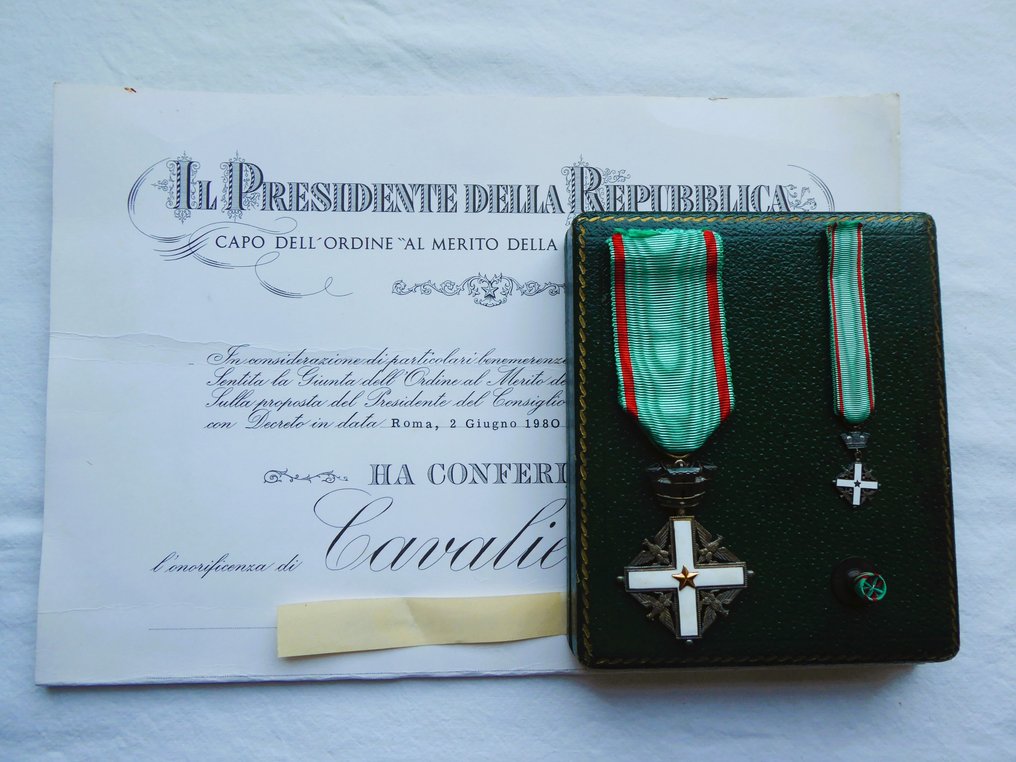 Italia - Mitali - Ordine al Merito della Repubblica Italiana, 1° tipo (fino al 1992), set da Cavaliere e Diploma #3.2