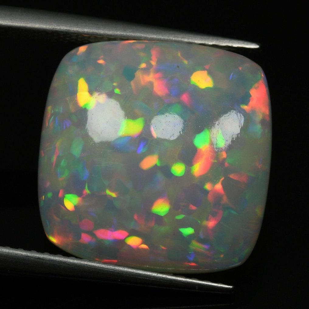 1 pcs Fine Color Quality-White (Yellowish) + Play of Colors (Vivid)

 Opal - 6.88 ct #1.1