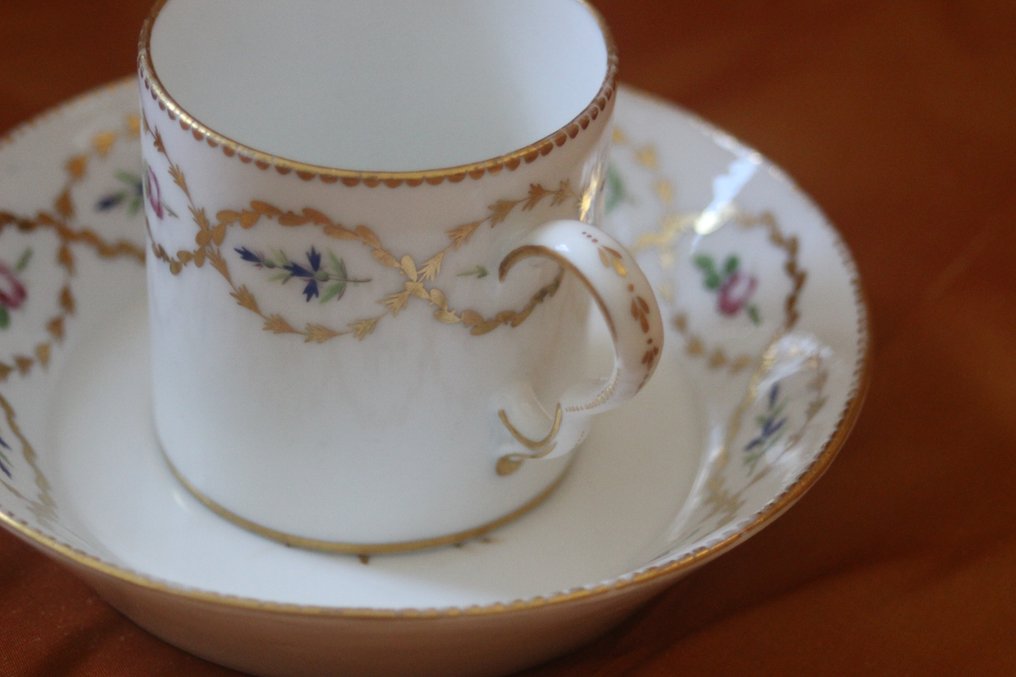Porcelaine de Paris - Kop og underkop (2) - Tasse porcelaine Paris XVIIIe- Manufacture de Monsieur - Fleurs, barbeaux ruban - Porcelæn #2.1