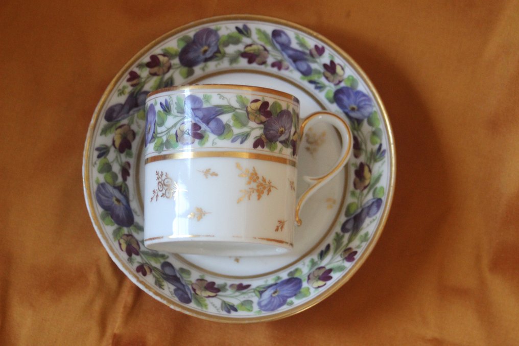 Porcelaine de Paris - Chávena e pires (2) - Originale tasse litron porcelaine de Paris XVIIIe décor de fleurs pensées style Nast - Porcelana #1.1