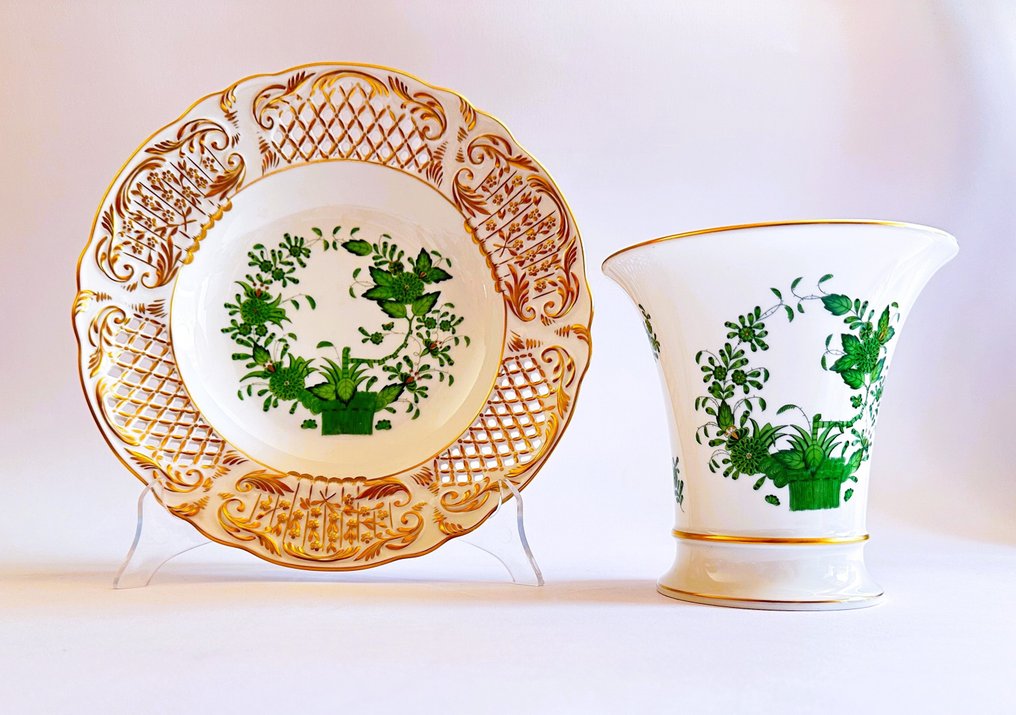 餐桌中央装饰 (2) - 一个大型镂空 Herend 装饰碗和一个更大的花瓶，上面装饰着一个绿色的印度篮子  - 瓷 #3.1