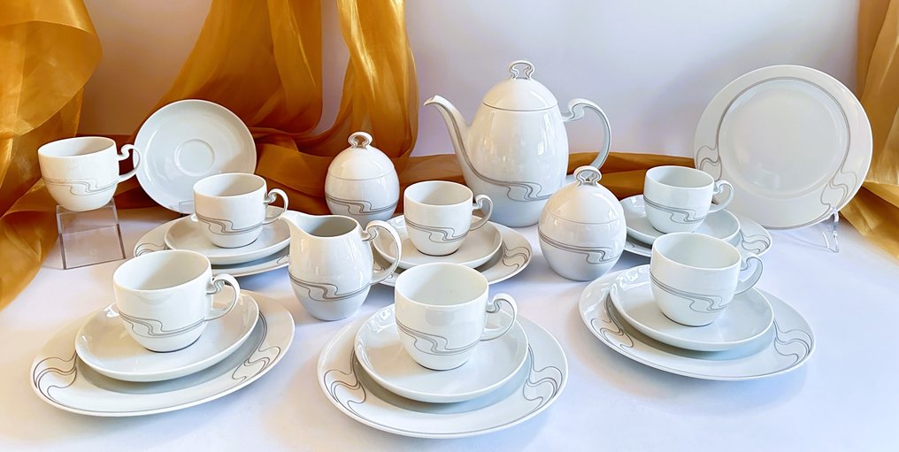 Rosenthal - Bjørn Wiinblad - Illallisastiasto (25) - Tea set for 6, Dessert dishes (25) - Gilt, Porcelain - The Asymmetry White gold - Posliini #1.1