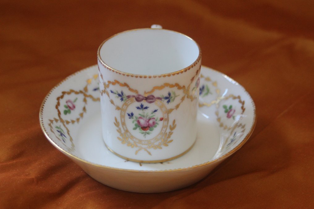 Porcelaine de Paris - Cup and saucer (2) - Tasse porcelaine Paris XVIIIe- Manufacture de Monsieur - Fleurs, barbeaux ruban - Porcelain #1.1