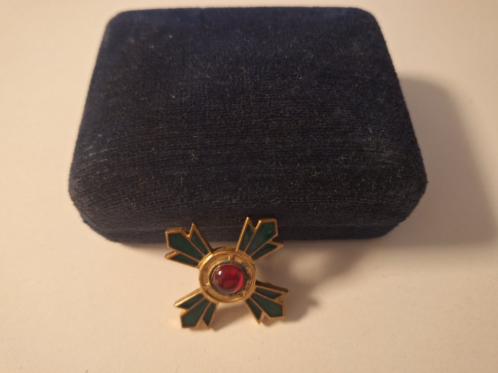 Japon - Médaille - Japanese order of the Green Cross with green enamel and with red stone(silver, goldplated, large #2.2
