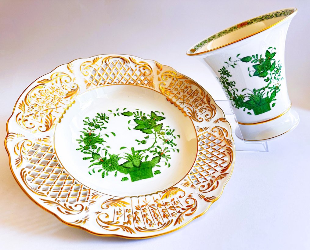Centro de mesa (2) - Uma grande tigela decorativa Herend perfurada e um vaso maior decorado com uma cesta indiana verde  - Porcelana #2.2