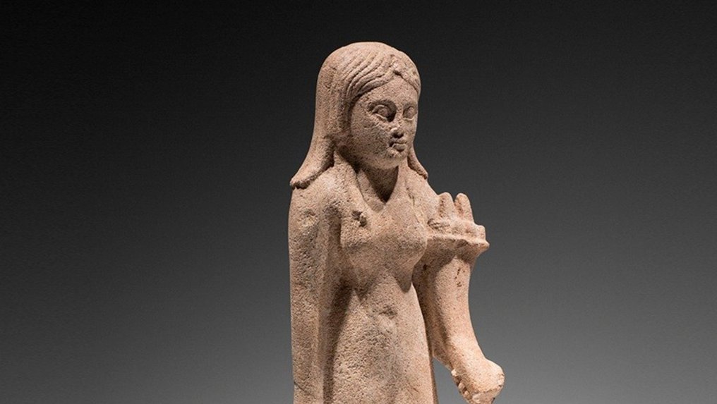 Oud-Egyptisch Geharde kalksteen Sculptuur van een koningin. Ptolemeïsche periode 332-30 v.Chr. 36,5 cm H. Spaanse exportvergunning. #1.1