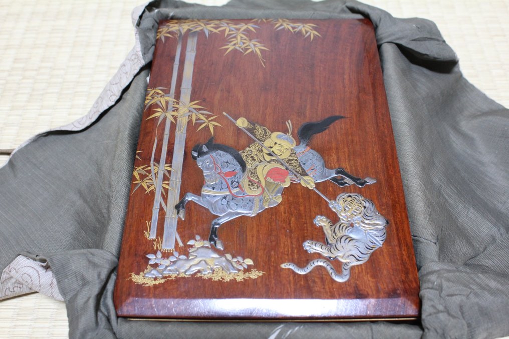Very fine suzuri-bako depicting Chinese tiger hunting, signed - including inscribed tomobako - Signed Kajikawa - Κουτί - Ξύλο, Χρυσός, βερνίκι #1.1