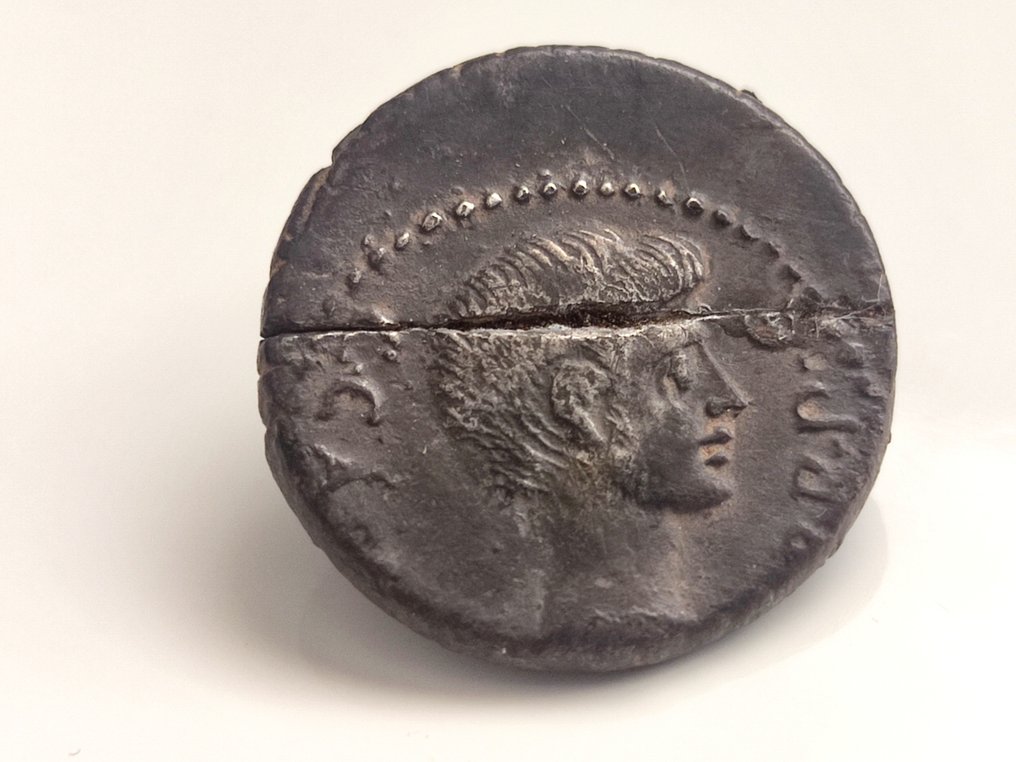 Republika Rzymska. Oktawian. Denarius Q. Salvidienus Salvius Rufus, 40 BC #2.2