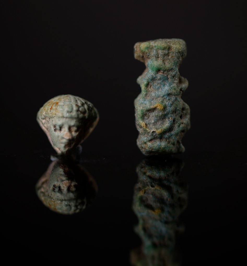 Oud-Egyptisch Faience Egyptisch amulet van mannelijk hoofd en God Bes - 1.1 cm #1.1