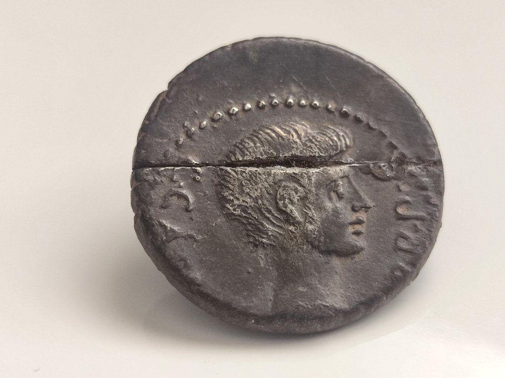 Republika Rzymska. Oktawian. Denarius Q. Salvidienus Salvius Rufus, 40 BC #1.1