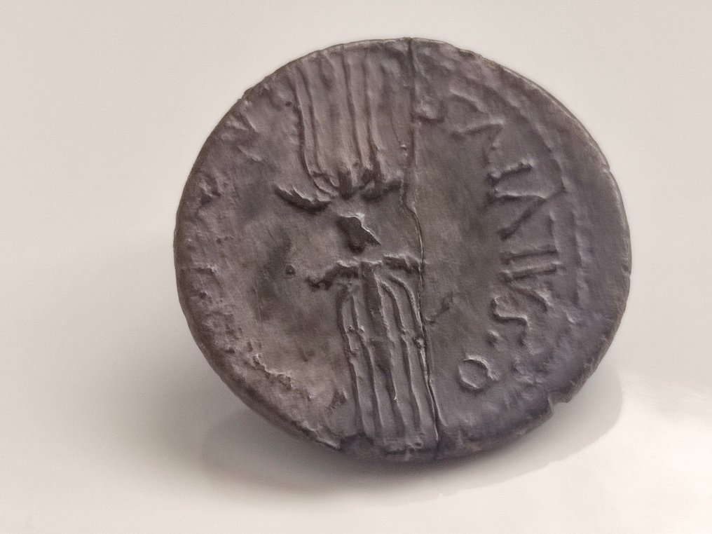 Római Köztársaság. Oktaviánus. Denarius Q. Salvidienus Salvius Rufus, 40 BC #3.2
