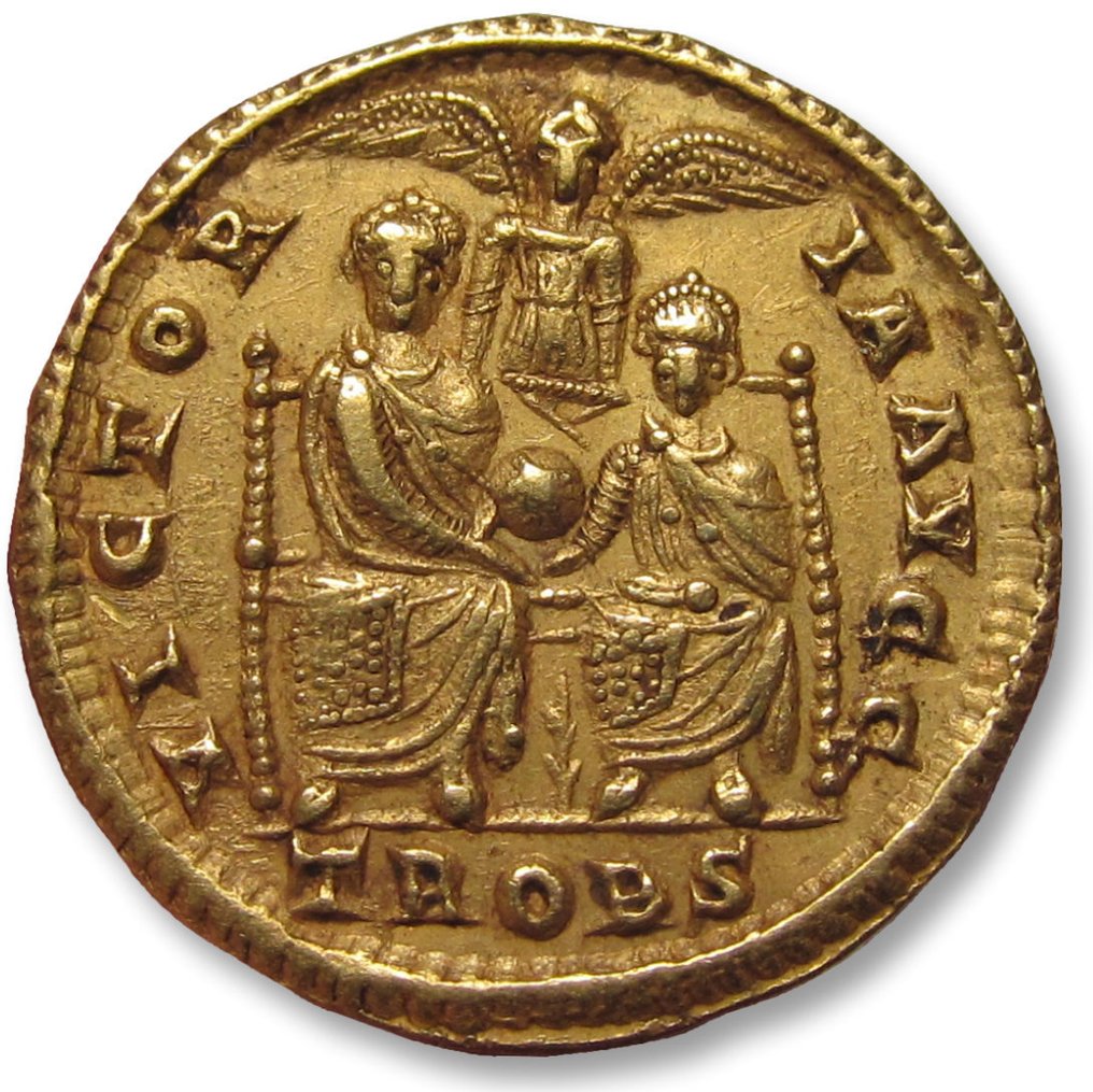 Imperio romano. Valentiniano II (375-392 e. c.). Solidus Treveri (Trier) mint circa 375-378 A.D. - beautiful example of this scarcer type #1.2