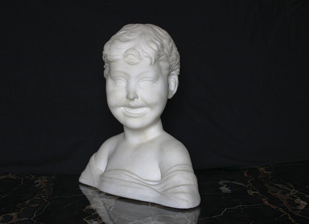 Büste, giovane fanciullo che sorride, dal modello di Desiderio da Settignano - 32 cm - Carrara-Marmor #2.2
