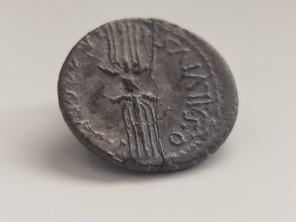 Rooman tasavalta. Octavianus. Denarius Q. Salvidienus Salvius Rufus, 40 BC #2.1