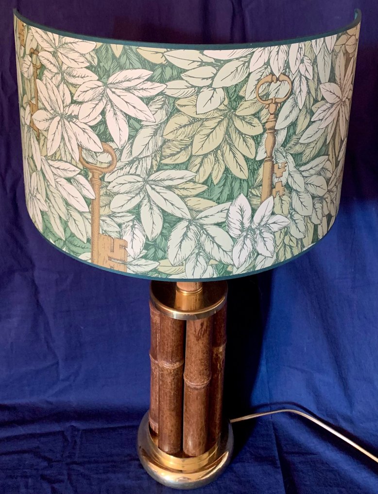 Bordslampa - underbar lampskärm Fornasetti tapet "hemliga nycklar" - Förgyllt mässing - Bas i bambu och mässing #1.2