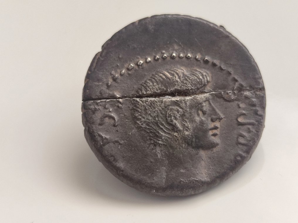 Rooman tasavalta. Octavianus. Denarius Q. Salvidienus Salvius Rufus, 40 BC #3.1