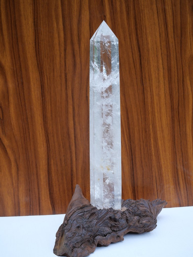 Lindo cristal de quartzo grande com suporte de madeira de mangue Forma livre - Altura: 373 mm - Largura: 58 mm- 1803 g - (1) #1.2