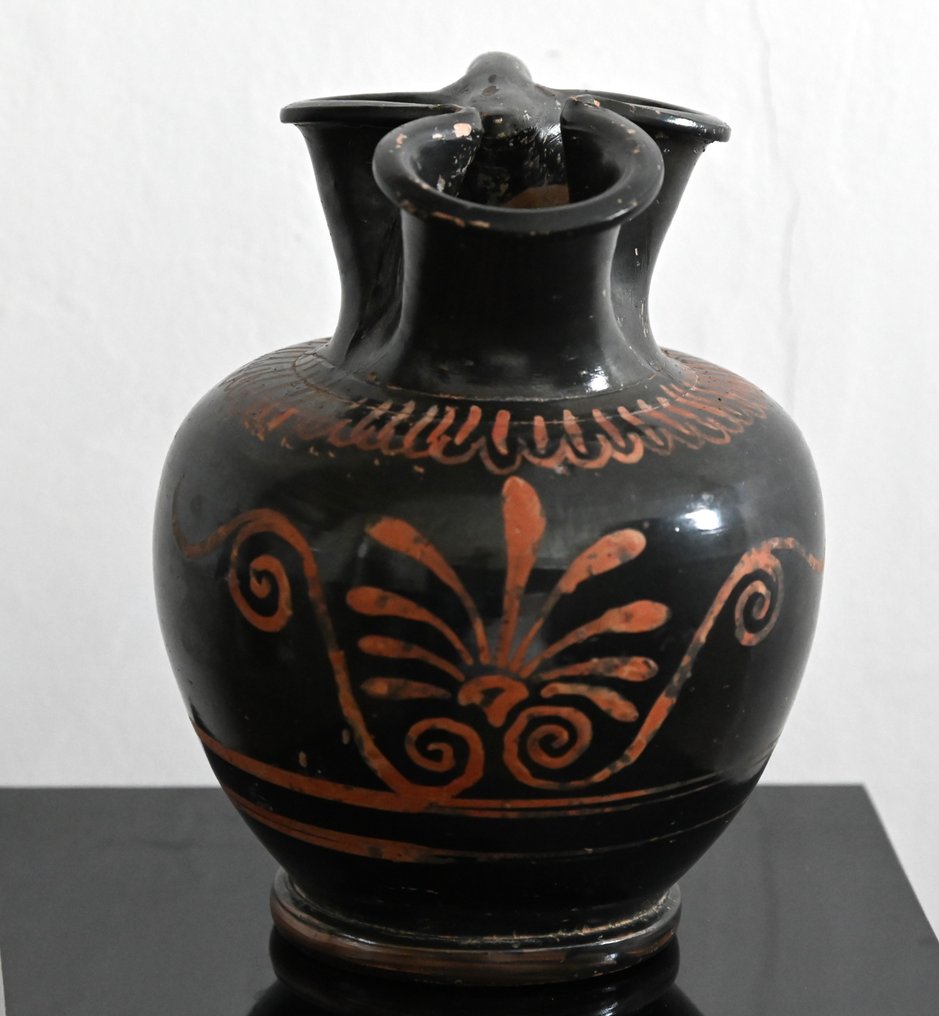 Dell’antica Grecia, Magna Grecia Terracotta Oinochoe trilobata smaltata nera in ceramica allo xeno con motivo a palmette - 17 cm #1.1