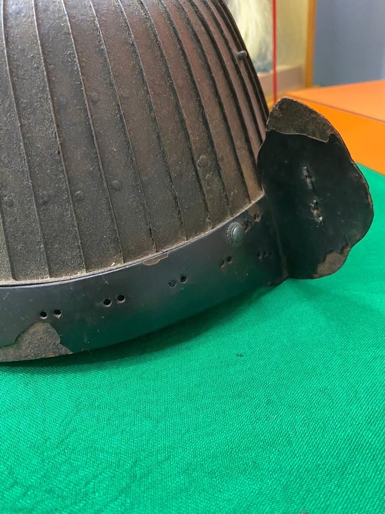 Samurai-Rüstungshelm aus der Edo-Zeit. 46-Platten-Suji’bachi-Kabuto (Helm) aus rotbraunem Eisen. - Gusseisen - Japan - Edo-Zeit (1600-1868) #3.2