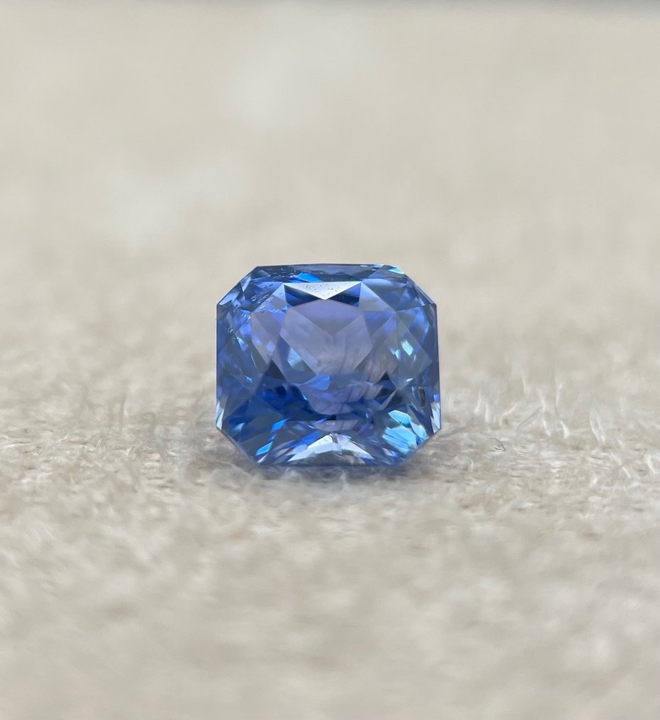 1 pcs  Blue Sapphire  - 1.50 ct - International Gemological Institute (IGI) - Cornflower blue #1.1