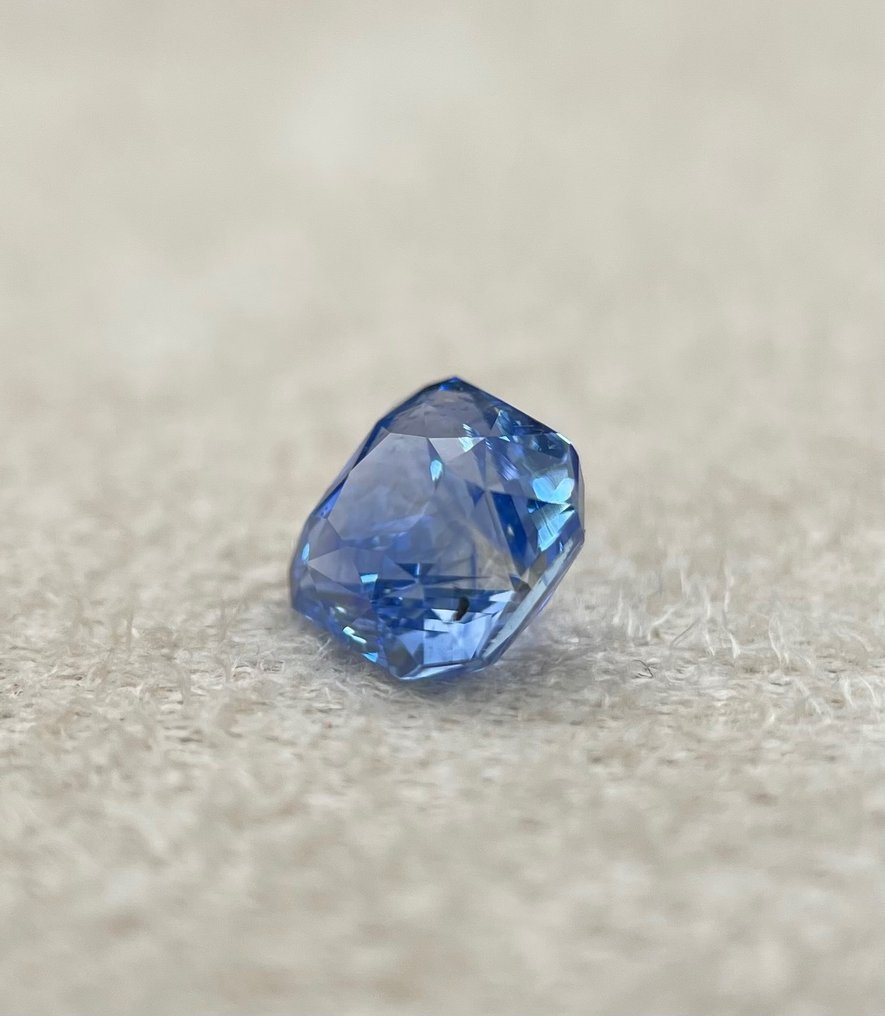 1 pcs  Blue Sapphire  - 1.50 ct - International Gemological Institute (IGI) - Cornflower blue #2.1