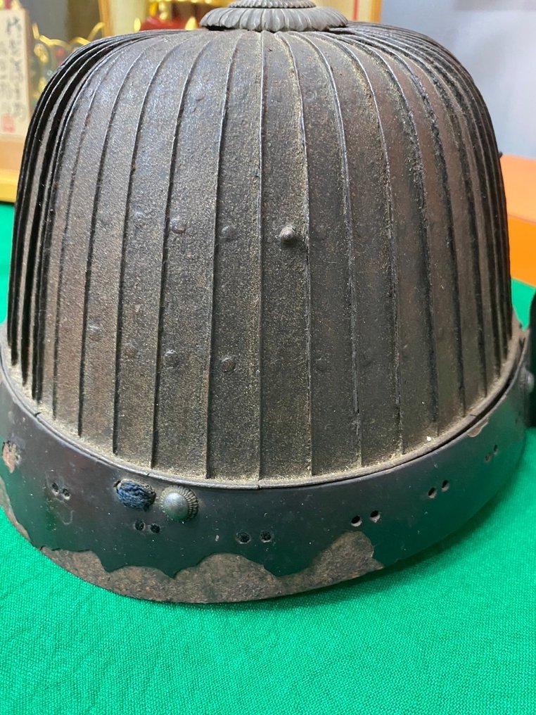 Edo periode samurai panserhjelm.46-plade 'russet iron' suji'bachi Kabuto(hjelm). - Jern (støbt) - Japan - Edo-perioden (1600-1868) #3.1