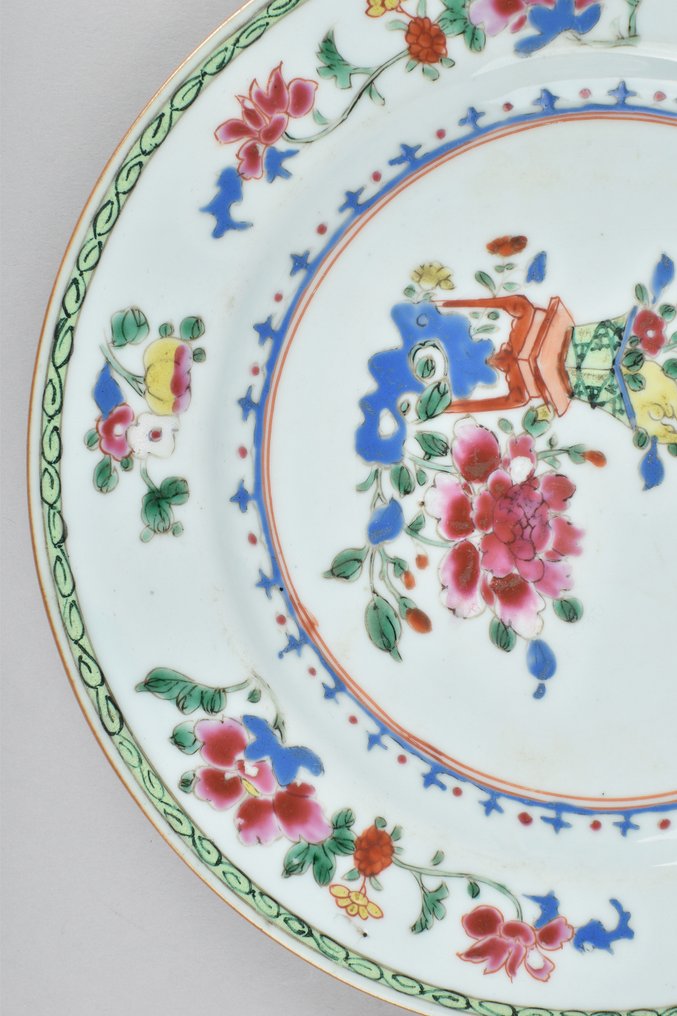 Tányér - decorated in the famille rose palette with a flowering vase and a basket of citrus - Porcelán #3.1