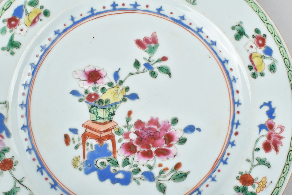Tányér - decorated in the famille rose palette with a flowering vase and a basket of citrus - Porcelán #2.1