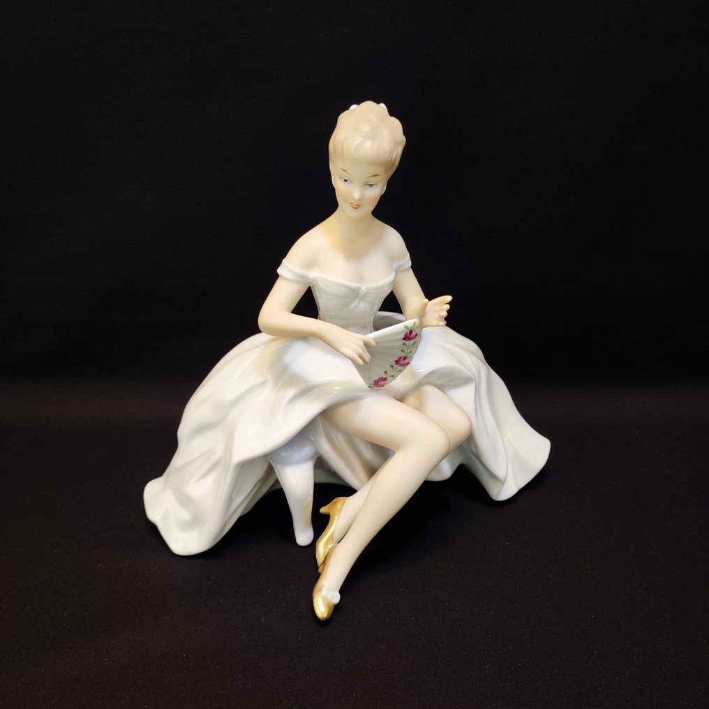 Wallendorf - Kurt Steiner - Estatueta - "Madame Pompadour" junge Dame mit Fächer sitzend/Tänzerin Modell 1590/1, 19,0 cm - Porcelana #1.1