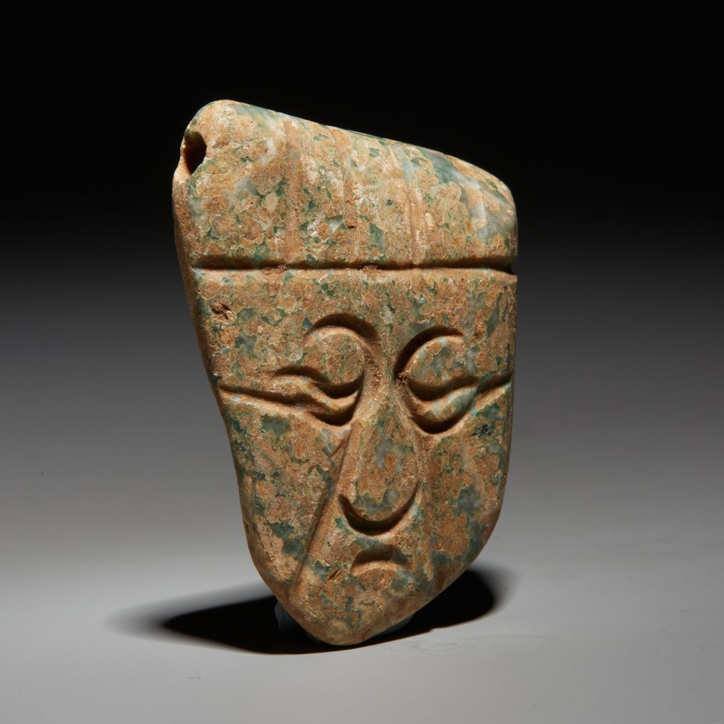 Mixteca, Mexico Jade Maskeformet vedhæng. 800 - 1200 e.Kr. 5 cm højde. Spansk importlicens. Eks. Nyt Trier Museum 1944. #1.2