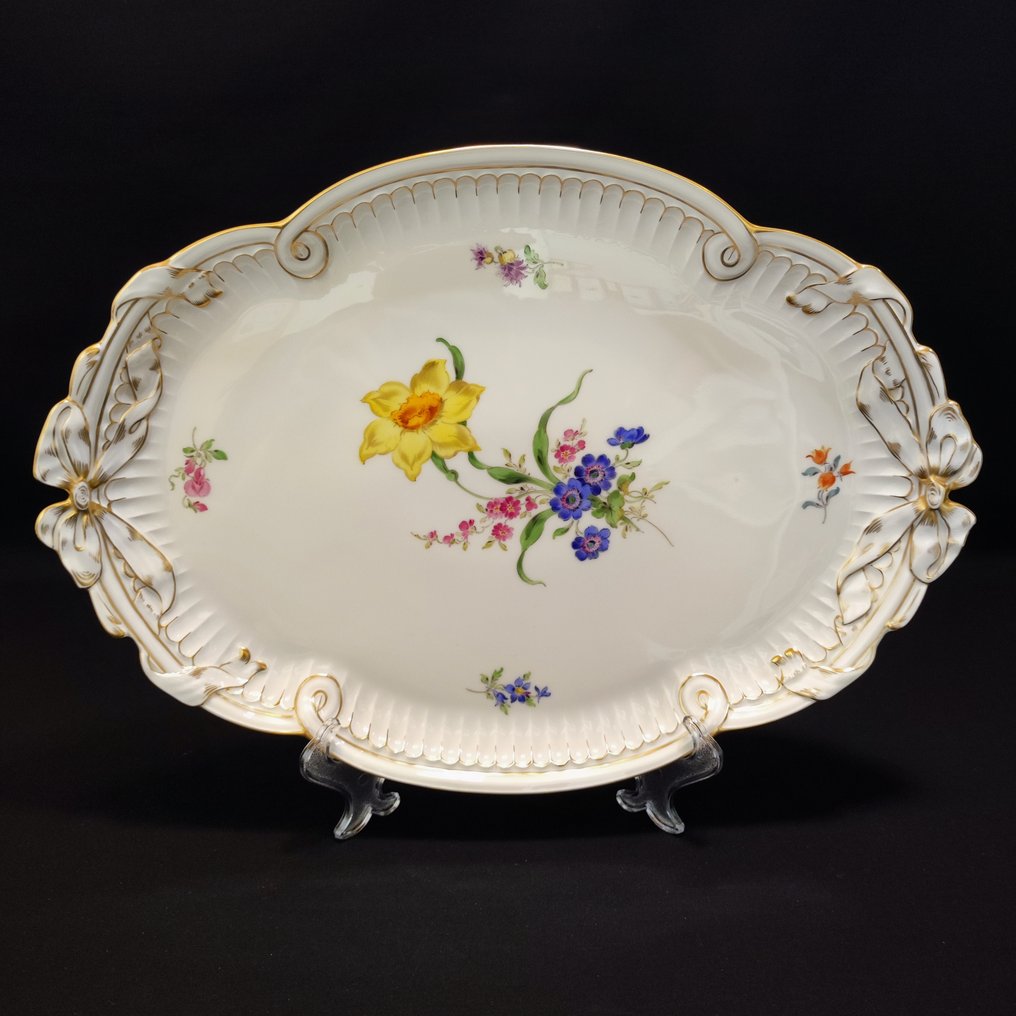 Meissen - 盘子 - Servierplatte/"Schleifentablett" 40 cm Blumenmalerei mit Streublümchen, Reliefrand, Goldstaffage - 瓷 #1.1