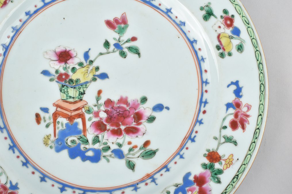Tallerken - decorated in the famille rose palette with a flowering vase and a basket of citrus - Porcelæn #3.2