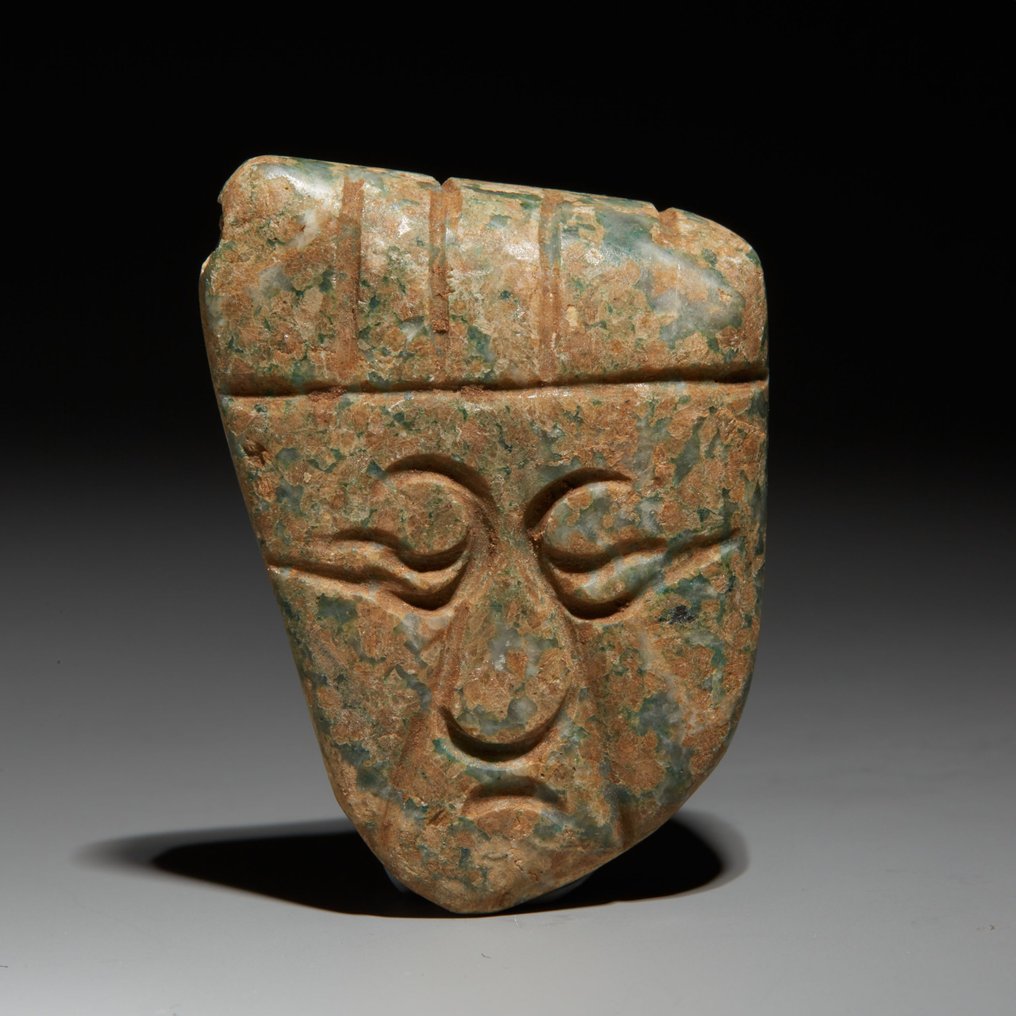 Mixteca, Mexico Jade Maskeformet anheng. 800 - 1200 e.Kr. 5 cm høyde. Spansk importlisens. Eks. Nytt Trier museum 1944. #1.1