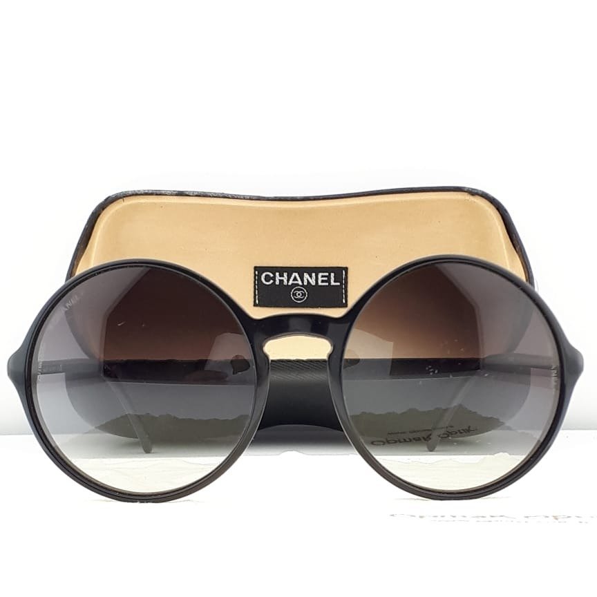 Chanel - Round Black with Silver Tone Metal Chanel Logo Temple Details - Zonnebril #1.2