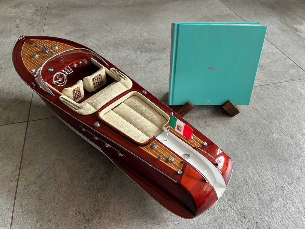 Riva Aquarama 1:12 - Pienoismallivene  (2) - Rajoitettu painos: mahonkipuu, punainen + erittäin harvinainen RIVA-kirja. #1.1