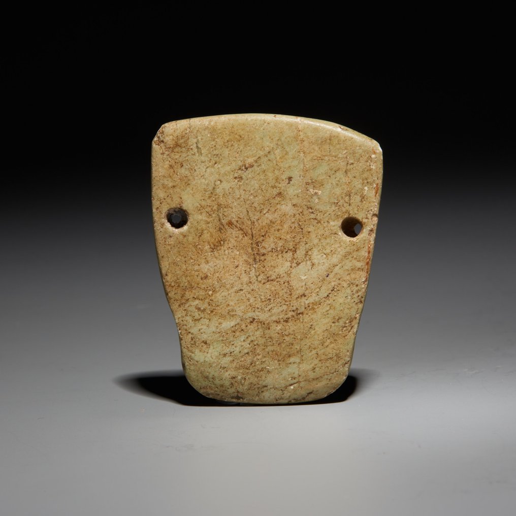 Μιξτέκα, Μεξικό Νεφρίτης Μενταγιόν σε σχήμα μάσκας. 800 - 1200 μ.Χ. Ύψος 4,8 εκ. Άδεια εισαγωγής Ισπανίας. Π.χ. Νέα Τριέρ #2.1