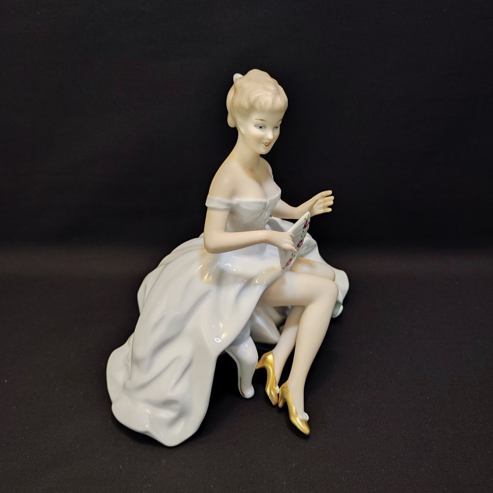 Wallendorf - Kurt Steiner - Szobrocska - "Madame Pompadour" junge Dame mit Fächer sitzend/Tänzerin Modell 1590/1, 19,0 cm - Porcelán #1.2