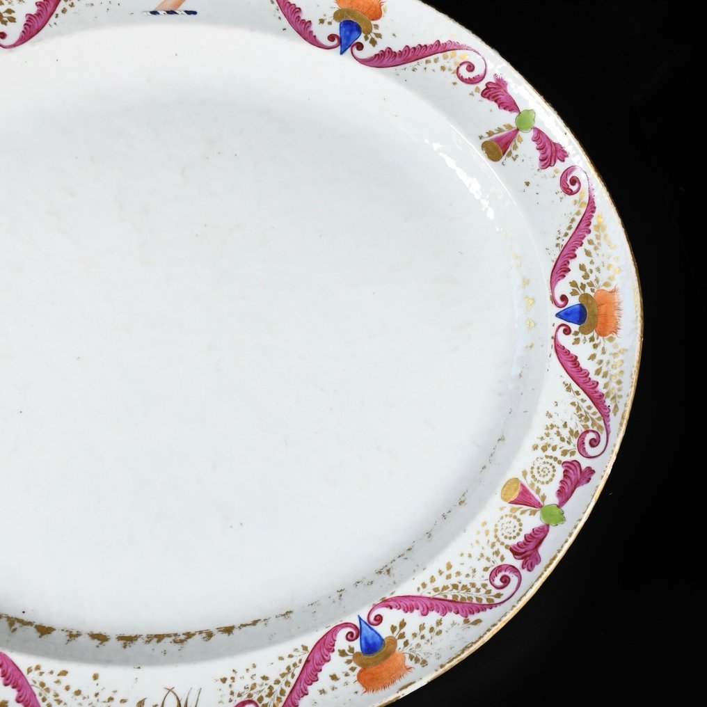 Fad - Important plat en porcelaine aux émaux de la Famille Rose portant un monogramme et une main tenant - Porcelæn #2.1